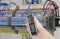 Miernik cęgowy pomiar bezdotykowy do 60A TrueRMS latarka CAT III 600 V